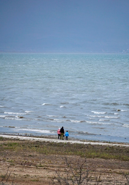 zdjęcie jeziora Prespa w Albanii i wyspy Maligrad jesienią