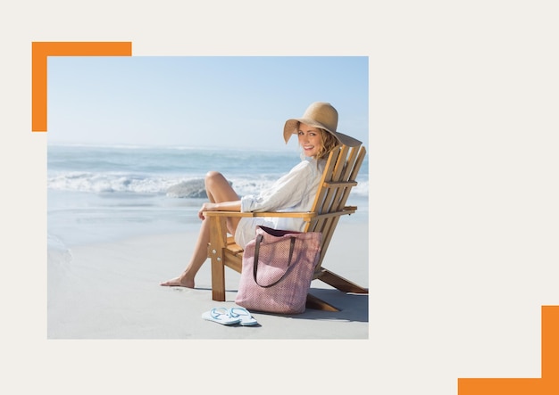 Zdjęcie zdjęcie kaukaskiej kobiety siedzącej na krześle uśmiechającej się na plaży na szarym tle