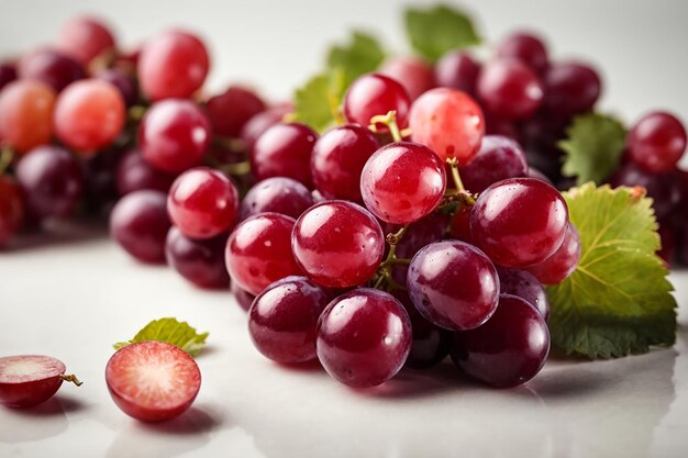 Zdjęcie kiści czerwonych winogron na białym tle