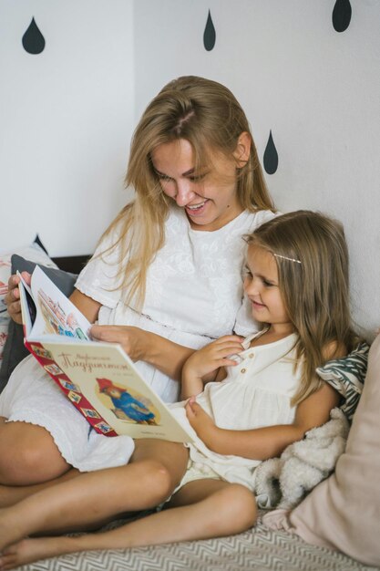 Zdjęcie kobiety czytającej książkę dziecku