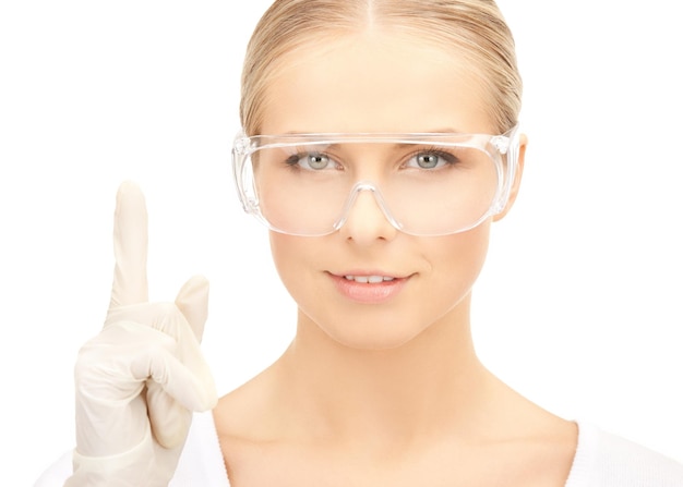 zdjęcie kobiety naukowca w okularach trzymającej palec w górze