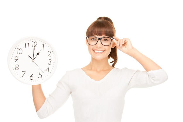 zdjęcie kobiety trzymającej duży zegar na białym