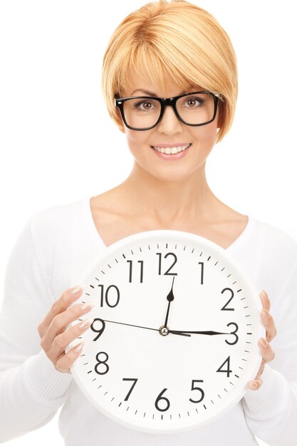 Zdjęcie Kobiety Trzymającej Duży Zegar Na Białym
