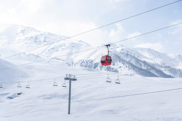 Zdjęcie zdjęcie kolejki linowej w gulmarg snow mountain