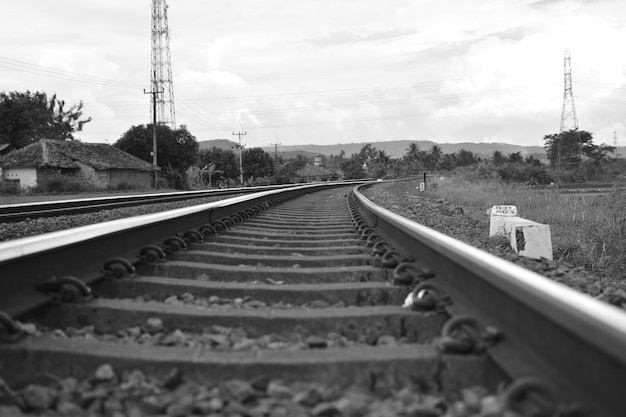 zdjęcie kolejowe z czernią i bielą
