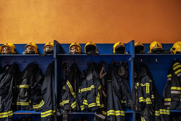 Zdjęcie kombinezonu ochronnego i hełmów straży pożarnej.