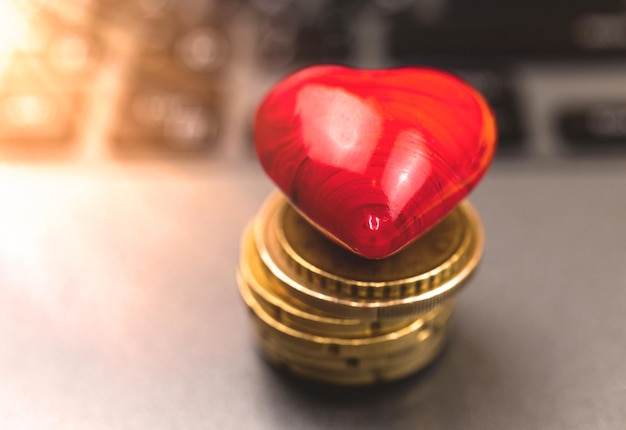 Zdjęcie koncepcji charytatywnej i zdrowotnej, czerwone serce i miłość, oddawanie krwi w zamian za pieniądze