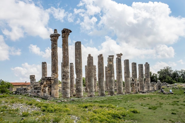 Zdjęcie koncepcji podróży. Historyczne starożytne miasto Uzuncaburc Mersin / Turcja