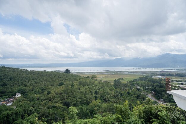 Zdjęcie krajobrazowe zielonego ogrodu na wzgórzu i parku kwiatowego na Central Java Semarang.