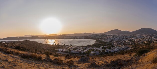 Zdjęcie krajobrazu z widokiem na zatokę Gumbet o zachodzie słońca w pobliżu Bodrum, Turcja.