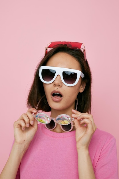 Zdjęcie zdjęcie ładne dziewczyny emocje pozowanie cztery stylowe okulary na białym tle