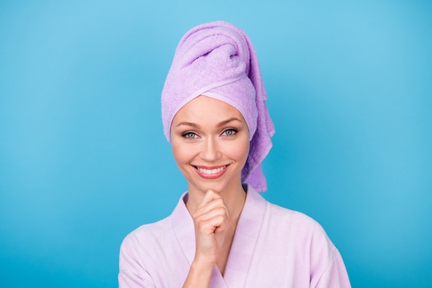 Zdjęcie ładnej kobiety palec podbródek błyszczący promienny uśmiech nosić fioletowy ręcznik turban szlafrok izolowany niebieski kolor tła