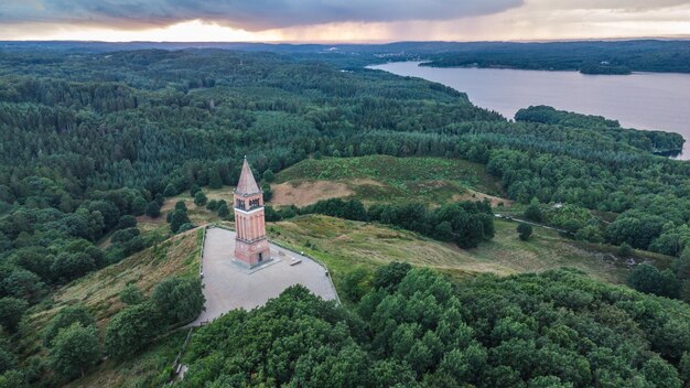 Zdjęcie zdjęcie lotnicze atrakcji turystycznej himmelbjerget i jeziora silkeborg