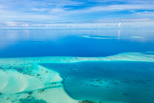 Zdjęcie lotnicze błękitnego oceanu i rafy koralowej Spokojna powierzchnia morza z piaszczystą rafą koralową