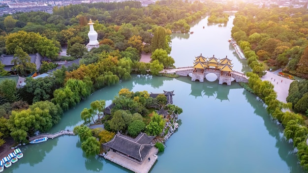 Zdjęcie lotnicze chińskiego krajobrazu ogrodowego w Yangzhou