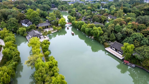 Zdjęcie lotnicze chińskiego krajobrazu ogrodowego w Yangzhou