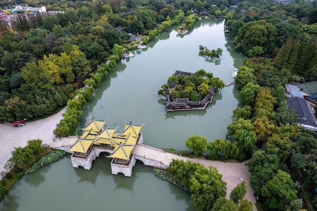 Zdjęcie lotnicze chińskiego krajobrazu ogrodowego w Yangzhou