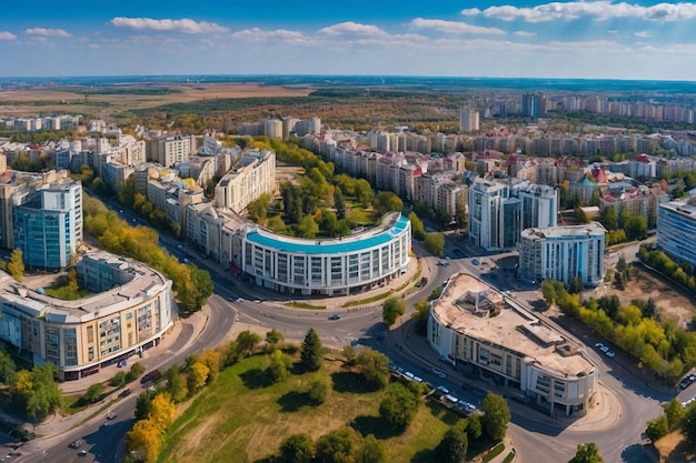 Zdjęcie lotnicze drona pokazuje panoramę centrum Chisinau pokazując kilka budynków i dróg