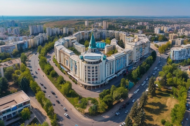 Zdjęcie lotnicze drona pokazuje panoramę centrum Chisinau pokazując kilka budynków i dróg