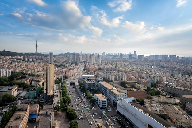 Zdjęcie lotnicze krajobrazu miejskiego w rejonie zatoki przybrzeżnej Qingdao