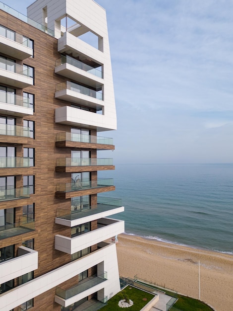 Zdjęcie lotnicze nowoczesnej luksusowej fasady hotelu z widokiem na morze