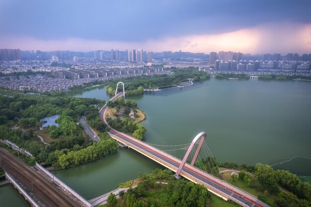 Zdjęcie lotnicze panoramicznego widoku miasta jeziora Didang w ShaoxingxAxA