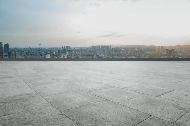 Zdjęcie lotnicze panoramy architektury miejskiej jeziora Nanjing Xuanwu