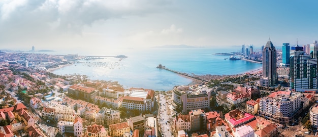 Zdjęcie lotnicze panoramy i zachodu słońca nad zatoką Qingdao