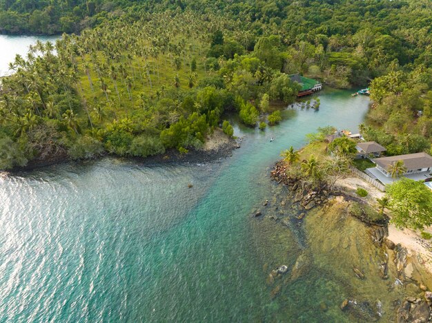 Zdjęcie zdjęcie lotnicze pięknej plaży z turkusową wodą morską i palmami zatoki tajlandzkiej