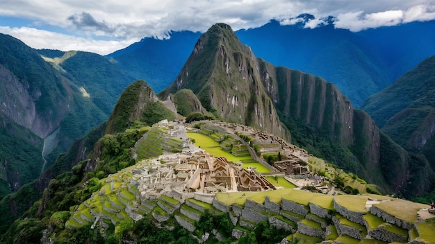 Zdjęcie lotnicze pięknej wioski przy górze wykonane w Machu Picchu w Peru