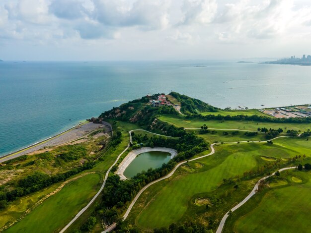 Zdjęcie lotnicze pola golfowego Qingdao Coastline