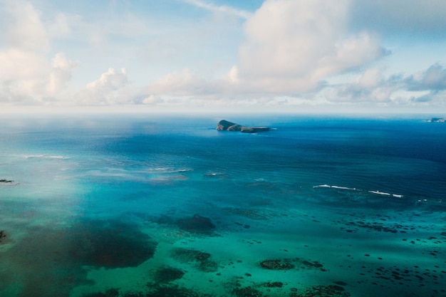 Zdjęcie lotnicze północnego, północno-wschodniego wybrzeża wyspy Mauritius.