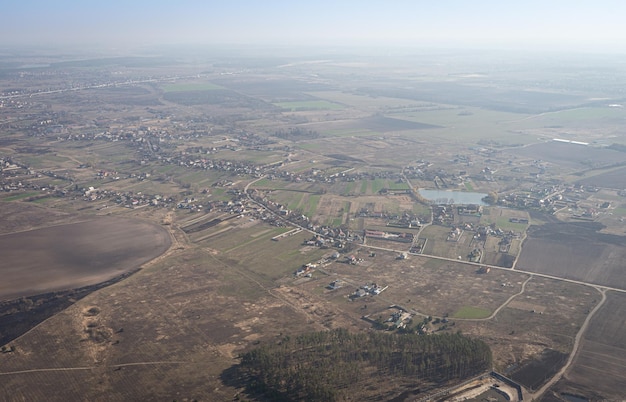 Zdjęcie lotnicze powierzchni ziemi na wsi latem.