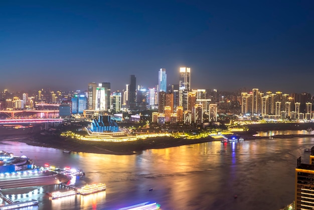 Zdjęcie lotnicze sceny nocnej na skrzyżowaniu dwóch rzek w Chongqing
