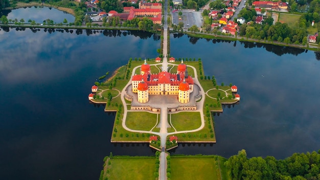 Zdjęcie lotnicze średniowiecznego zamku wodnego Moritzburg SaksoniaAnhalt Niemcy Europa