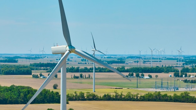 Zdjęcie lotnicze turbiny wiatrowej z farmą wiatrową w tle i podstacją