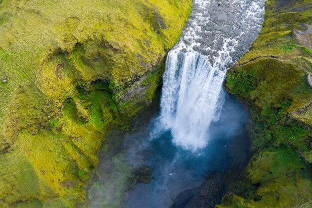 Zdjęcie zdjęcie lotnicze wodospadu skogafoss w islandii