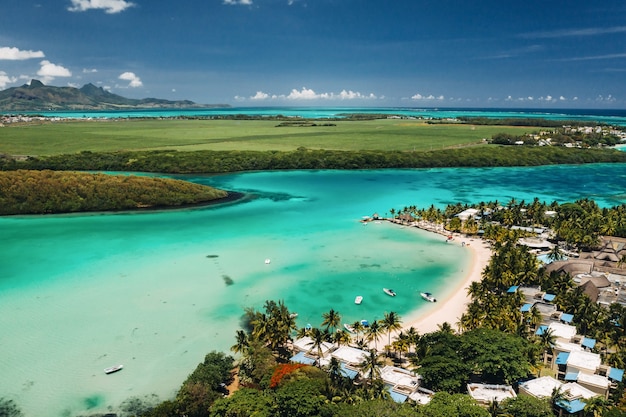 Zdjęcie Lotnicze Wschodniego Wybrzeża Wyspy Mauritius. Piękna Laguna Wyspy Mauritius Nakręcona Z Góry. Pływanie łodzią Po Turkusowej Lagunie.