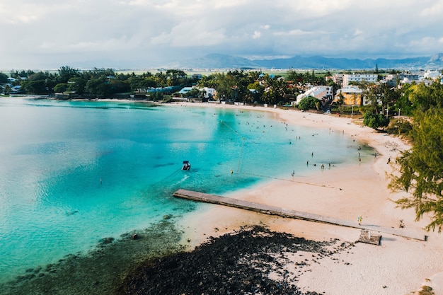 Zdjęcie Lotnicze Wschodniego Wybrzeża Wyspy Mauritius. Piękna Laguna Wyspy Mauritius Nakręcona Z Góry.