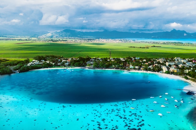 Zdjęcie lotnicze wschodniego wybrzeża wyspy Mauritius. Piękna laguna wyspy Mauritius strzał z góry. Żeglowanie łodzią w turkusowej lagunie.