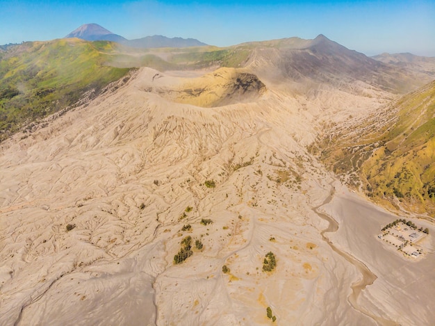 Zdjęcie lotnicze wulkanu Bromo i wulkanu Batok w Parku Narodowym Bromo Tengger Semeru na wyspie Jawa Indonezja Jeden z najbardziej znanych obiektów wulkanicznych na świecie Koncepcja Podróż do Indonezji