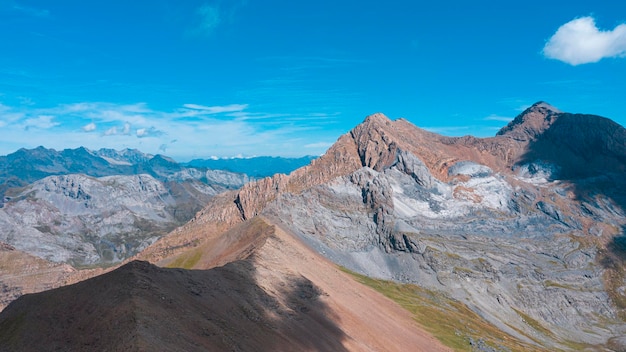 Zdjęcie lotnicze wykonane dronem nad Pico Mondarruego, gdzie można zobaczyć Pico Taillon