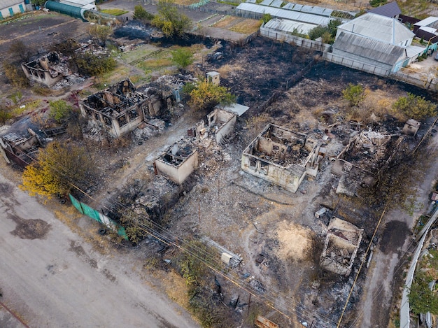 Zdjęcie lotnicze z dronem zniszczonych domów po pożarze na Ukrainie