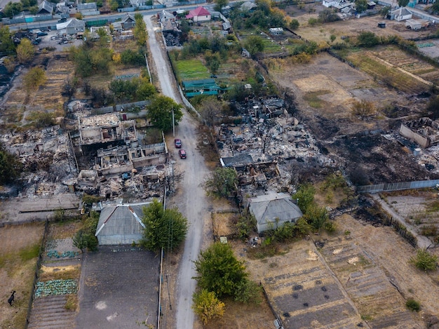 Zdjęcie lotnicze z dronem zniszczonych domów po pożarze na Ukrainie