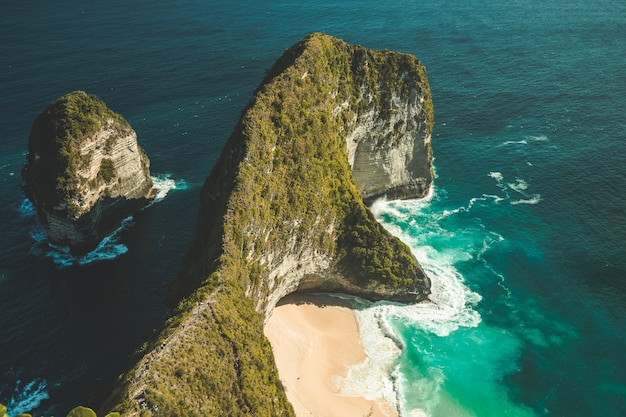 Zdjęcie lotnicze zielonego pokrytego klifu otoczonego oceanem wyspa Nusa Penida Indonezja przytłaczająca