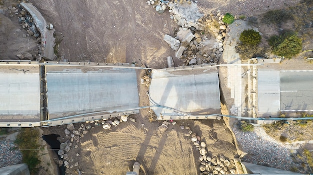 Zdjęcie lotnicze zniszczonego mostu