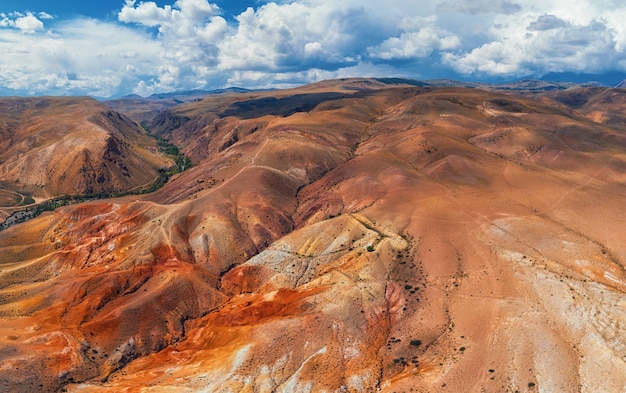 Zdjęcie Lotnicze żółtych I Czerwonych Gór Przypominających Powierzchnię Marsa