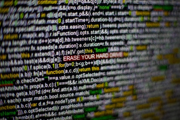 Zdjęcie makro ekranu komputera z kodem źródłowym programu i podświetlonym wymazywaniem dysku twardego