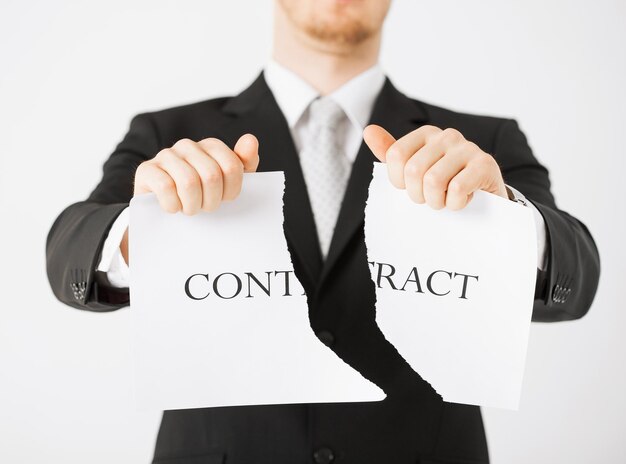 zdjęcie mężczyzny rozdzierających papier kontraktowy