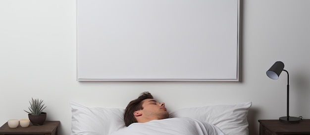 Zdjęcie mężczyzny spoczywającego spokojnie w łóżku pod miękkim białym kocem z przestrzenią do kopiowania